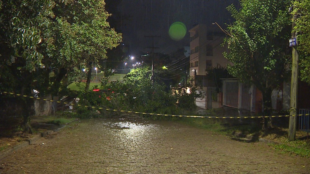 Temporal atinge o RS e deixa milhares sem luz