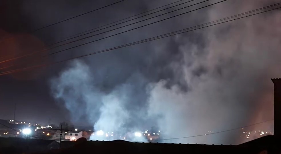 Incêndio destrói quatro casas de madeira em Curitiba; ninguém se feriu