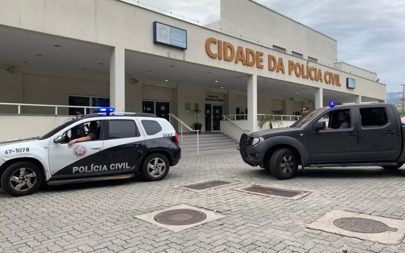 MPRJ e Corregedoria prendem 2 policiais por arrombar casa de entregador para furtar; até aliança de ouro foi levada