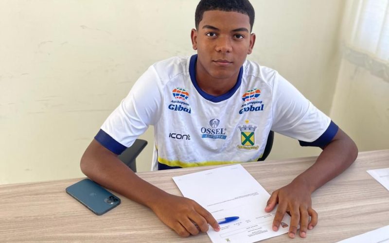 Jovem promessa do futebol brasileiro, Adalberto Santos Pereira Filho, assina contrato profissional com o Santo André