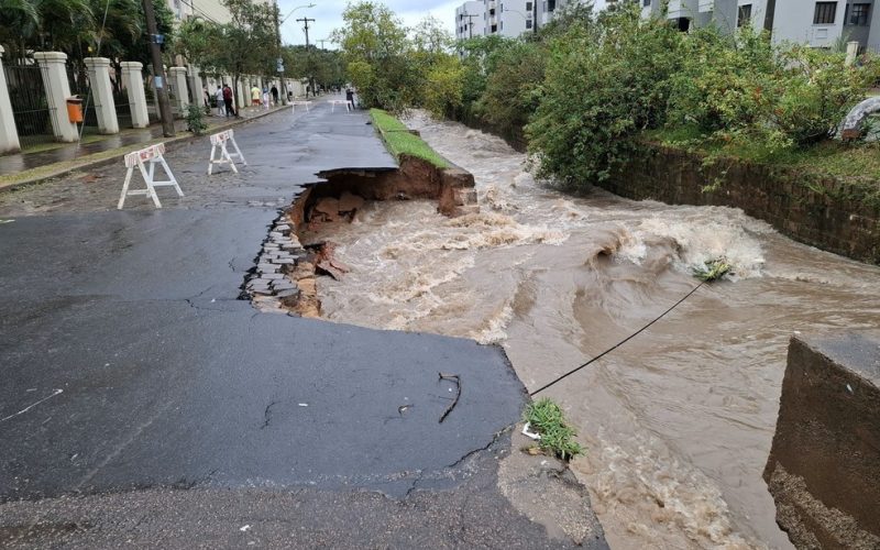 Bairros alagados em Porto Alegre: Resgates e Bloqueios de Vias após Forte Chuva