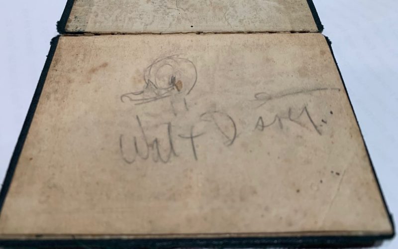 Há 80 anos, Walt Disney fez uma visita surpresa a Curitiba e autografou documentos para seus fãs.