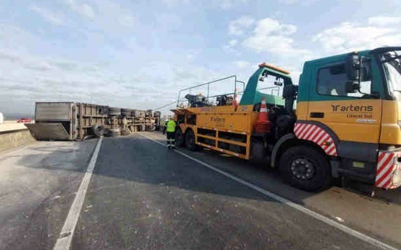 Caminhão capota no Contorno Leste e causa lentidão no tráfego em São José dos Pinhais