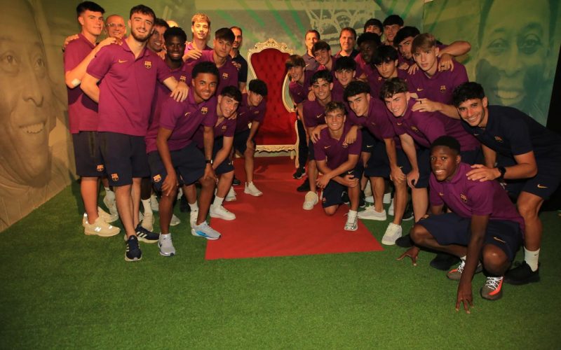 Time Sub-20 do Barcelona visita exposição em homenagem a Pelé no Maracanã
