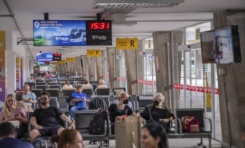 Rodoviária de Curitiba prevê 22 mil passageiros embarcando no feriado.