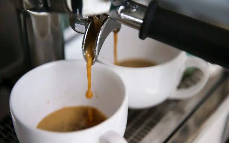Consumidores diminuem consumo de café no Brasil devido ao aumento de preços.