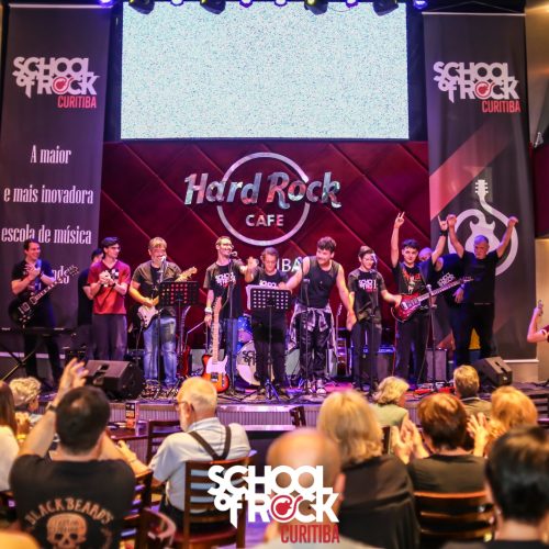 Alunos da School of Rock Curitiba sobem ao palco do Hard Rock Cafe em jam session aberta ao público