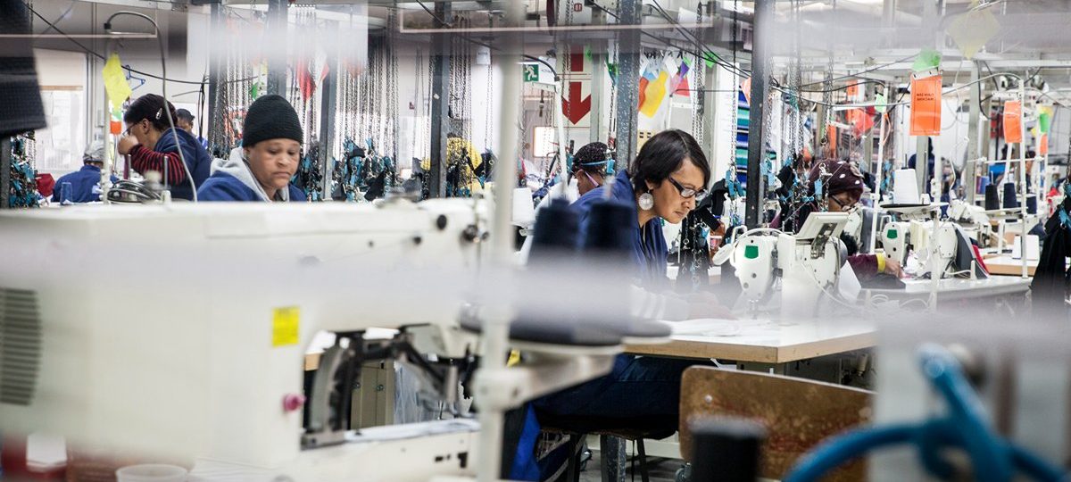 Gestores voltam sua atenção para a administração de equipes terceirizadas nas fábricas.