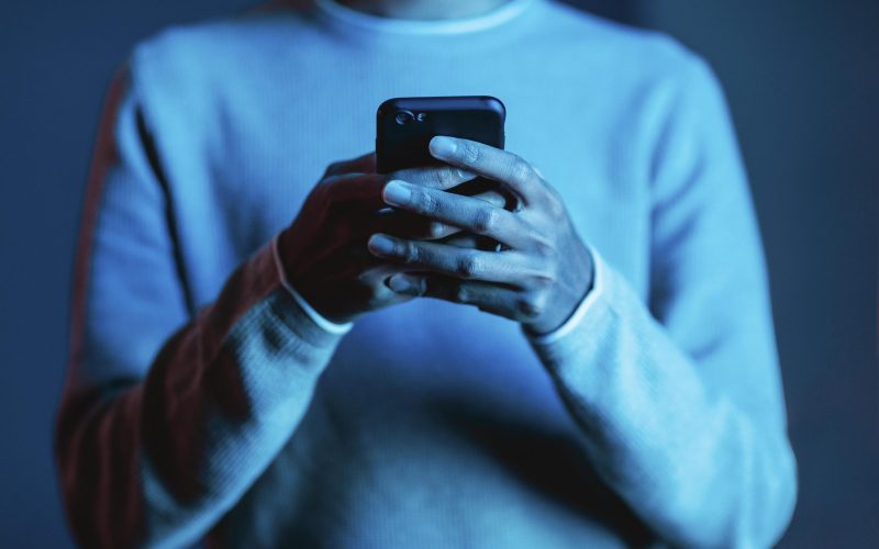 Atenção no Dia dos Namorados: Polícia Civil emite alerta sobre fraudes amorosas