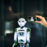 Instagram limita visibilidade de contas de IA não identificadas e demanda estratégias de marketing para empresas