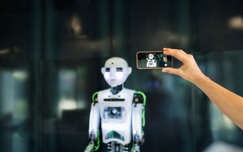 Instagram limita visibilidade de contas de IA não identificadas e demanda estratégias de marketing para empresas