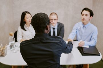 Salário continua liderando decisões de carreira, mas plano de crescimento e benefícios ganham cada vez mais peso